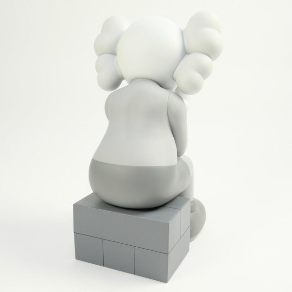KAWS カウズ ×MEDICOM TOY COMPANION Passing Through フィギュア 2013年モデル 灰 Size【フリー】 【中古品-ほぼ新品】【中古】