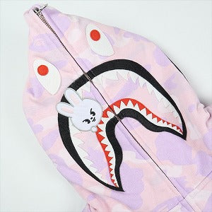 A BATHING APE ア ベイシング エイプ ×Stray Kids 25AW Lee Know LEEBIT SHARK FULL ZIP HOODIE シャークパーカー ピンク Size 【L】 【新古品・未使用品】 20831508